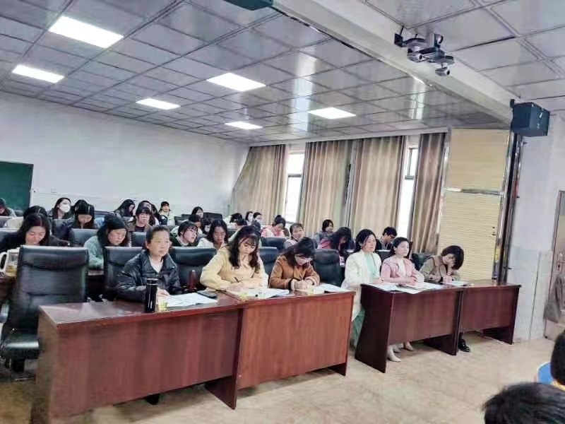 小学道德与法治名师工作室名师莅临六小指导研讨课
