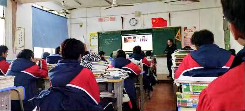 以“三爱、三带、三课堂”， 促“楚怡”思政创新团队课堂建设