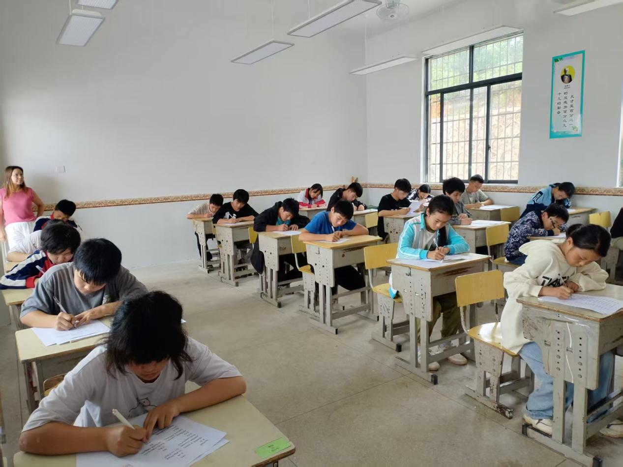 诗韵悠扬满校园 师生共书翰墨香