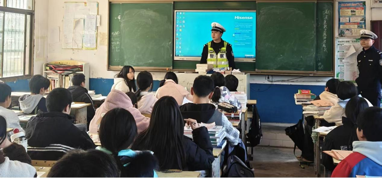 交通安全进校园 守护成长平安路