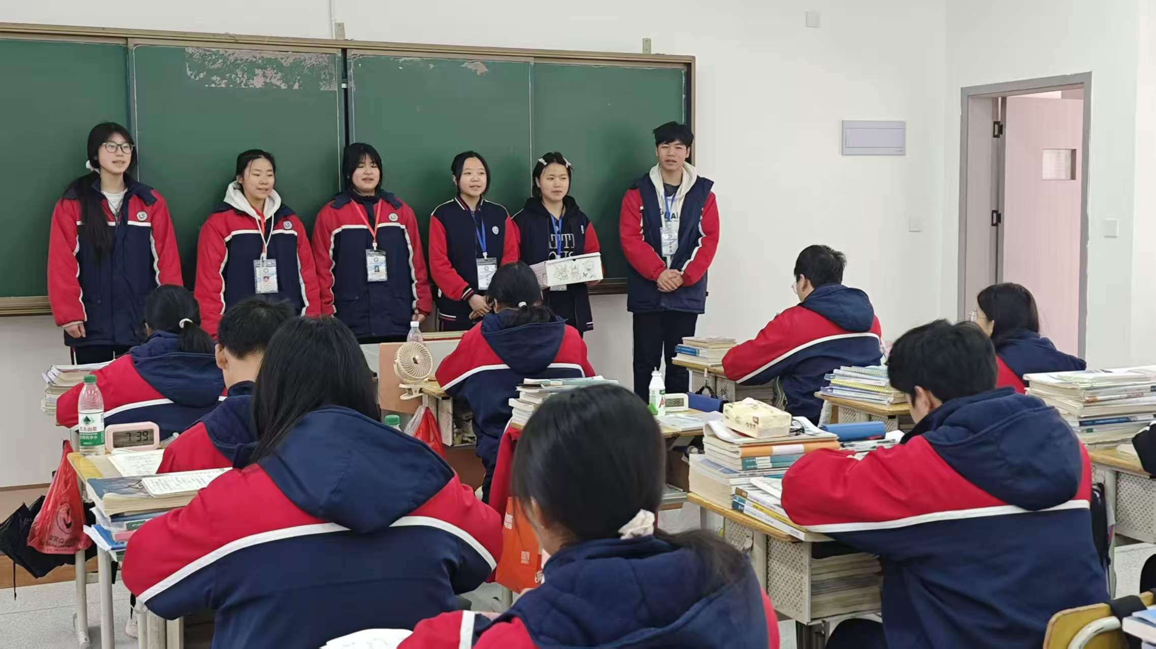 三月学雷锋，情暖高三