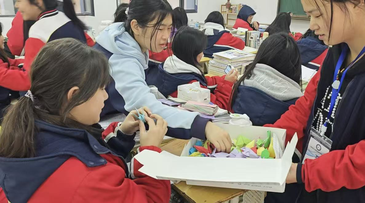 三月学雷锋，情暖高三