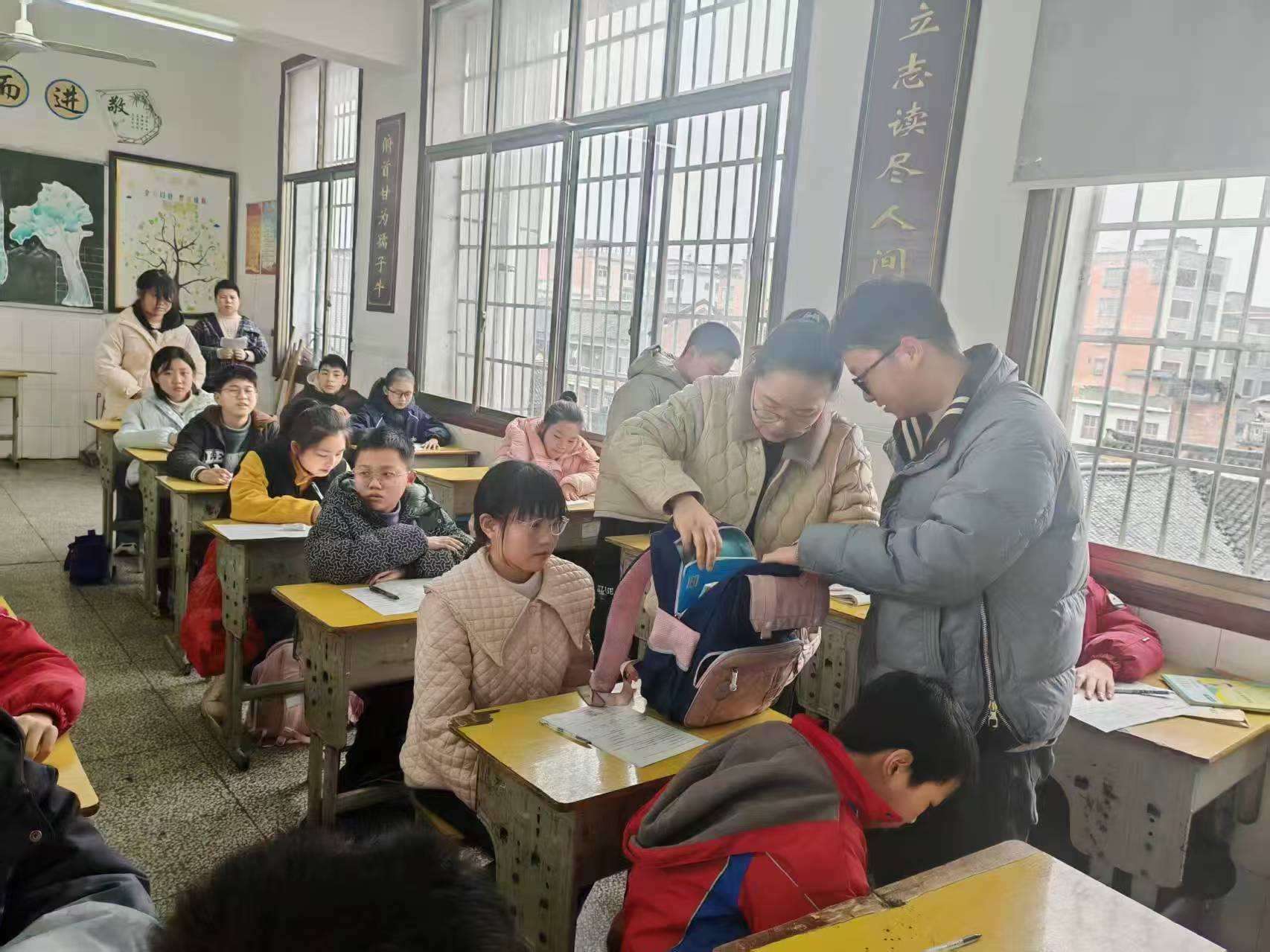 武冈市红星小学“搜书包”行动：“拒绝欺凌、守护成长”