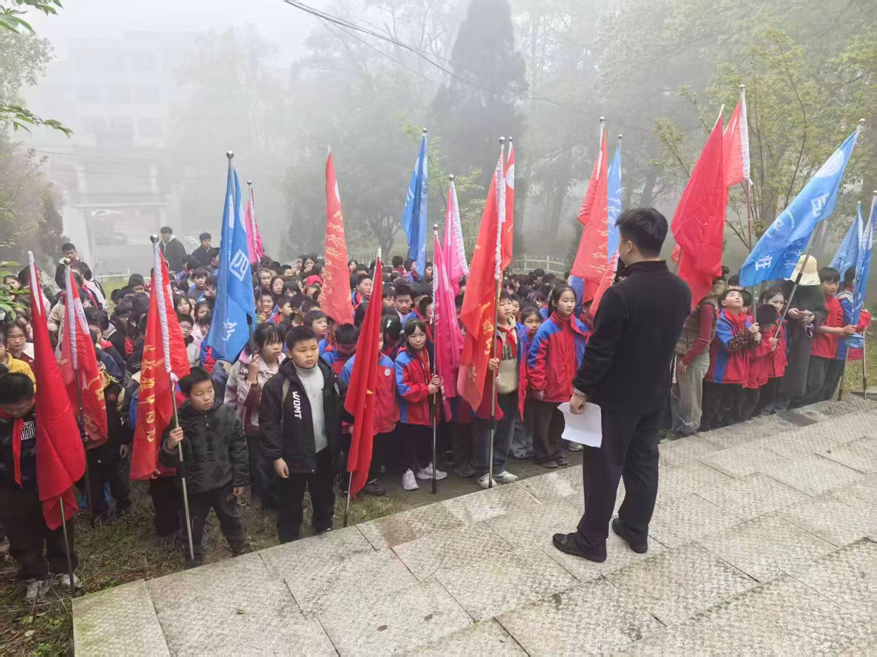 下花桥镇中心完全小学举行清明祭英烈活动