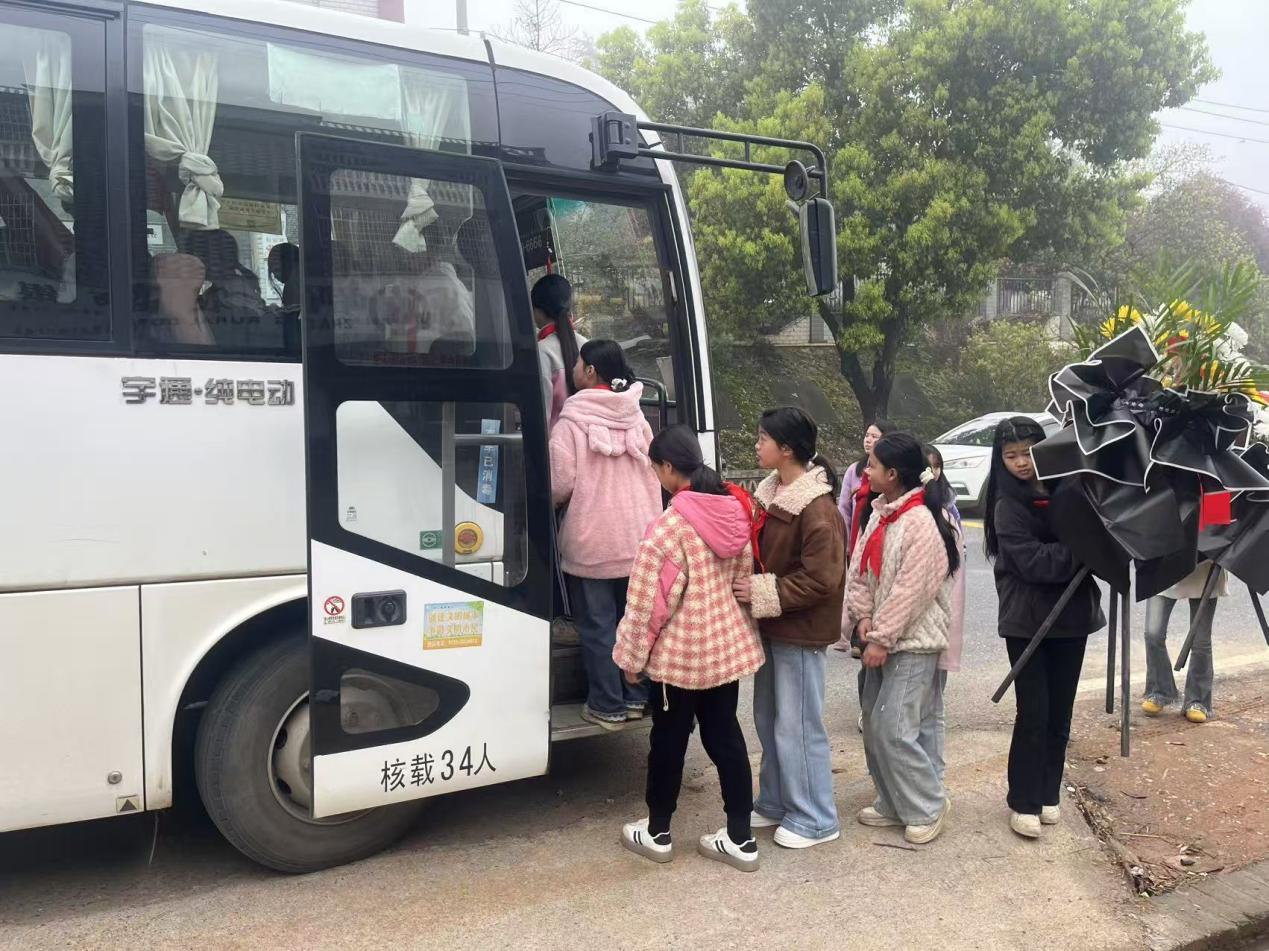 缅怀革命先烈 传承红色精神