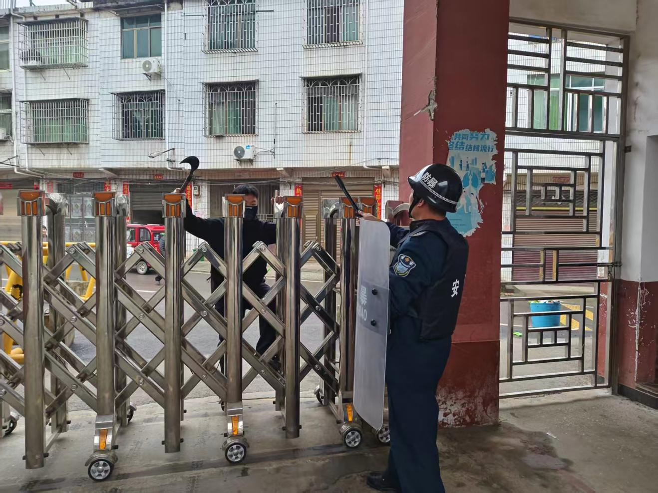 下花桥镇中心完全小学开展反恐防暴安全应急演练活动 筑牢校园安全防线 守护师生平安成长