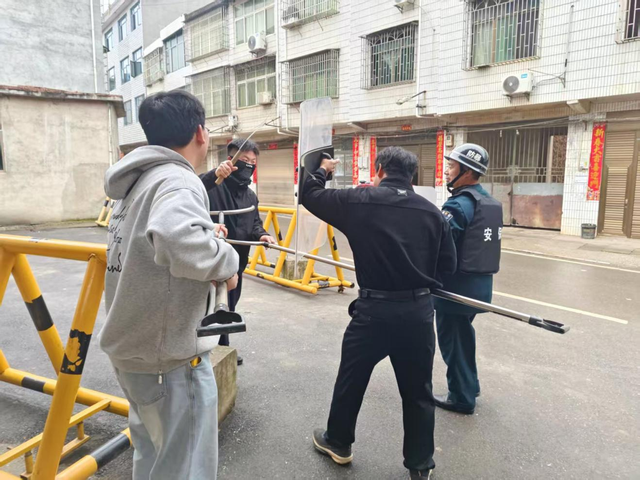 下花桥镇中心完全小学开展反恐防暴安全应急演练活动 筑牢校园安全防线 守护师生平安成长