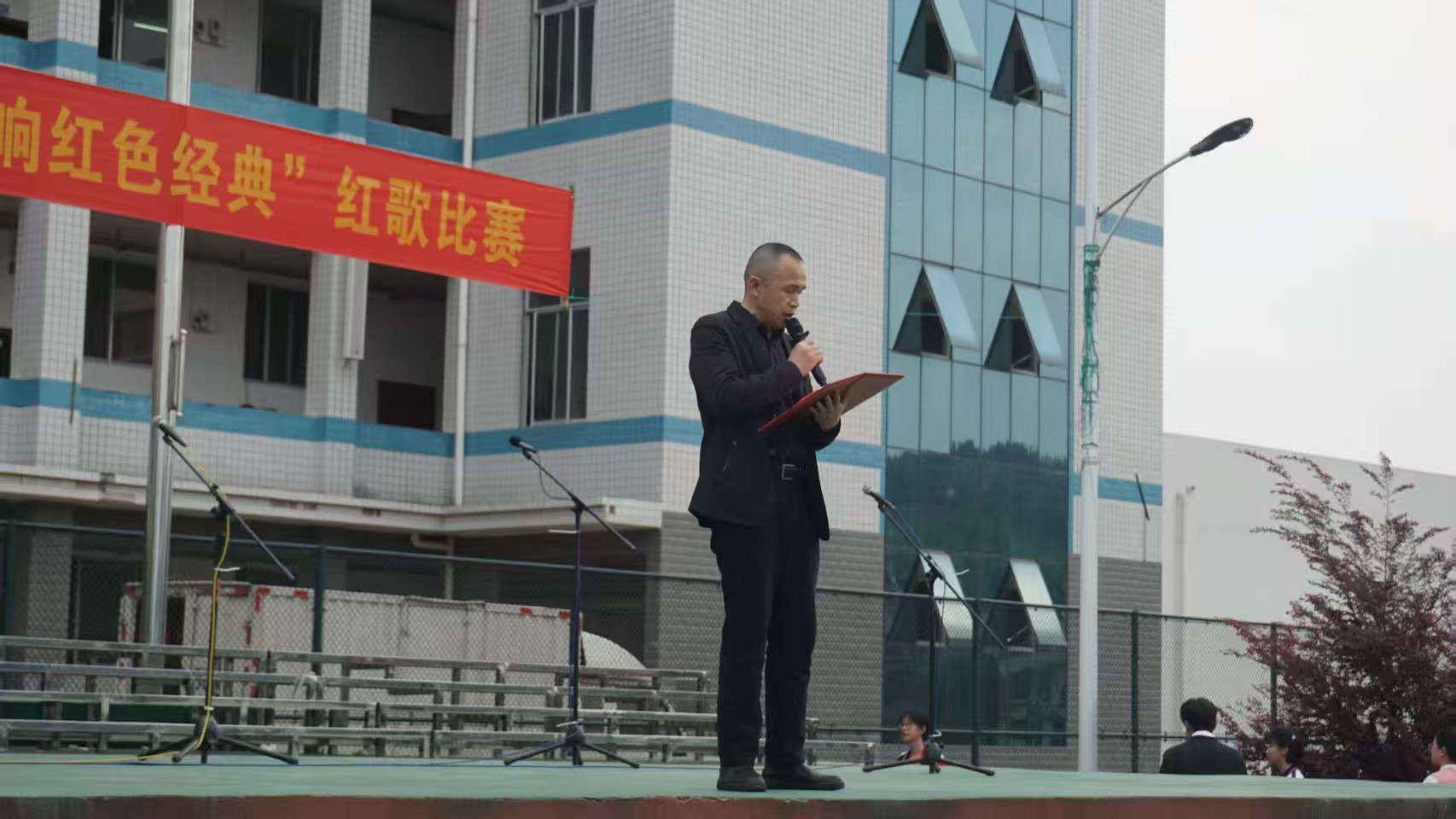 红歌嘹亮震校园，雷锋精神代代传