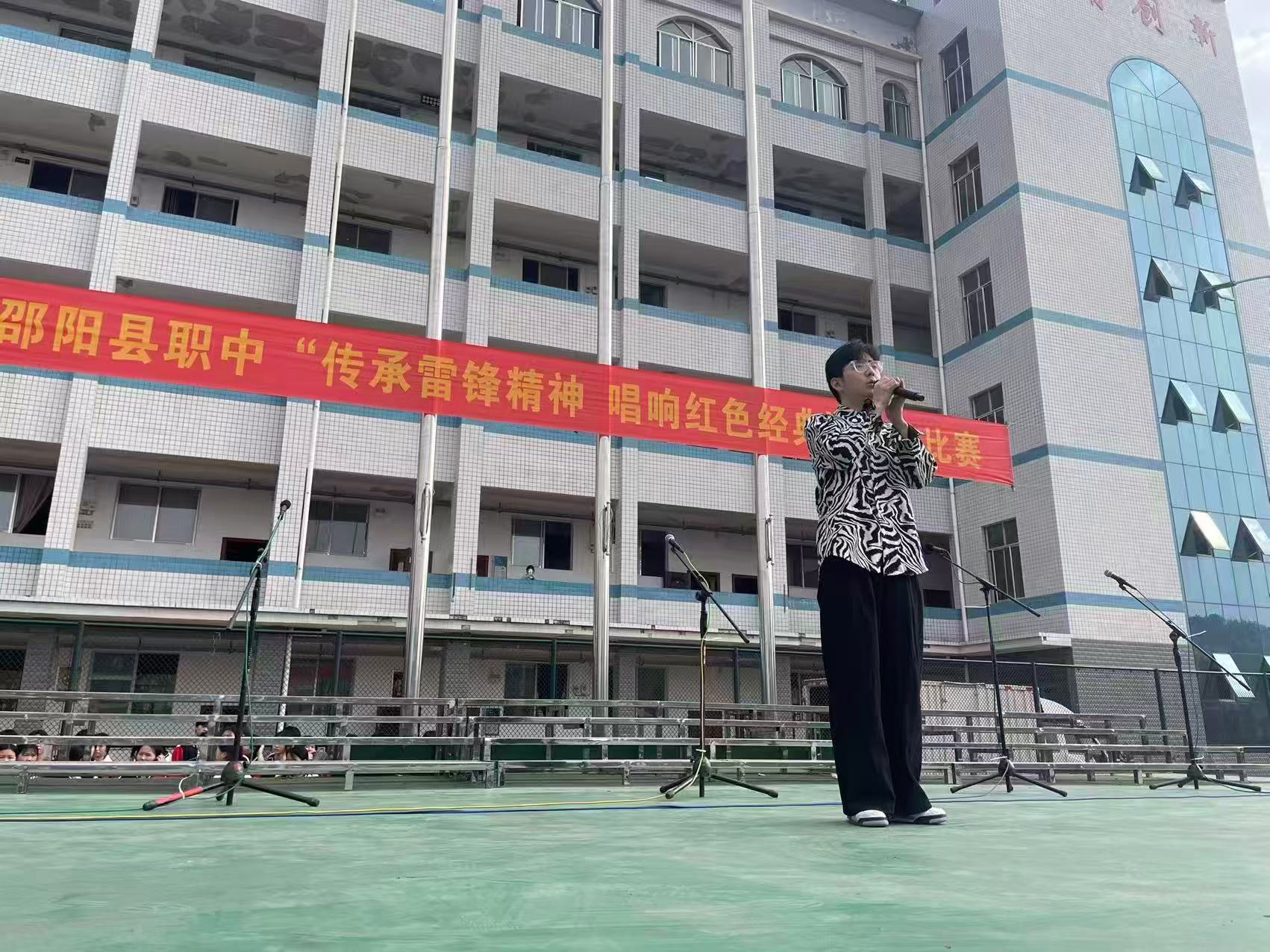红歌嘹亮震校园，雷锋精神代代传