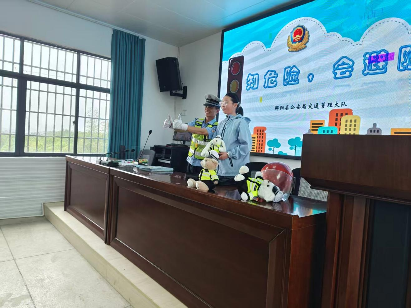 交通安全进校园 守护成长平安路