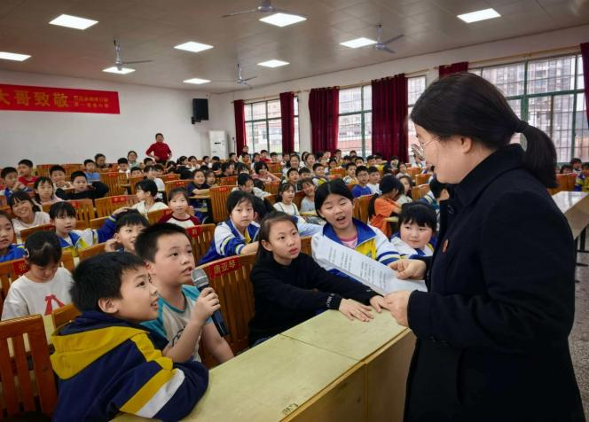 法治进校园，护航青少年健康成长